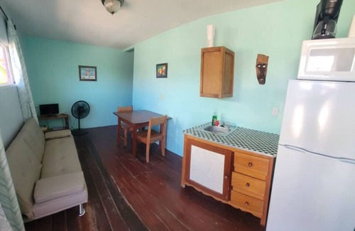Cayo Corker Hotel | Axios Caye Caulker Family Bungalow Kitchen & AC