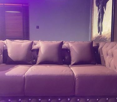 Kubwa Apartamento | Ayahscourt