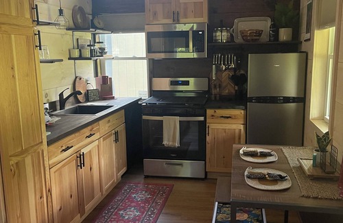 Painted Post Cabina | Ayers' Acres ~ Cabin 4, cozy cabin for 2 near Corning-Watkins Glen-Finger Lakes