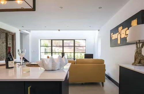 Aylesford Casa | Aylesford-House-Sleeps 2 & 1 infant-Parking