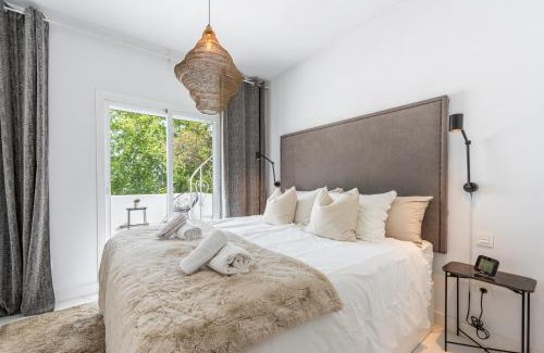 Marbella Apartamento | Azahara 2, Contemporary Scandinavian style open plan apartment with 2 terraces