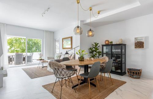 Marbella Apartamento | Azahara 2, Contemporary Scandinavian style open plan apartment with 2 terraces