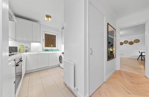 Syon Apartamento | Azalea Apartment: Home comforts by the river