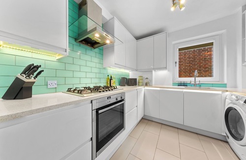 Syon Apartamento | Azalea Apartment: Home comforts by the river