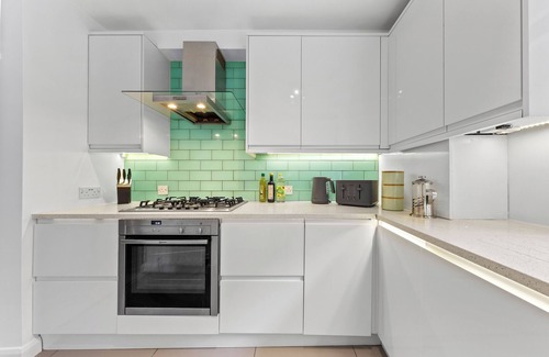 Syon Apartamento | Azalea Apartment: Home comforts by the river