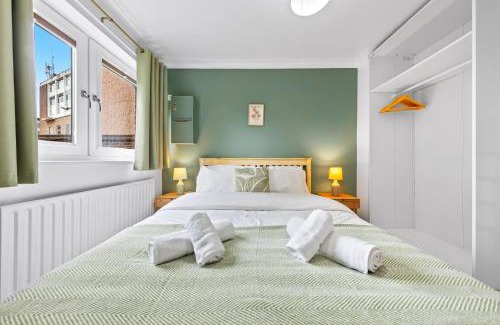 Syon Apartamento | Azalea Apartment Home comforts by the river