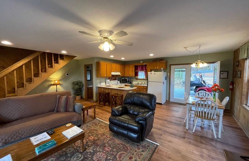 Hiawassee Cabina | Azalea Cabin - Beautiful Mountain View, Rustic Charm w/ Jacuzzi & Gas Fireplace