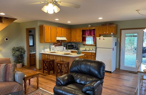 Hiawassee Cabina | Azalea Cabin - Beautiful Mountain View, Rustic Charm w/ Jacuzzi & Gas Fireplace