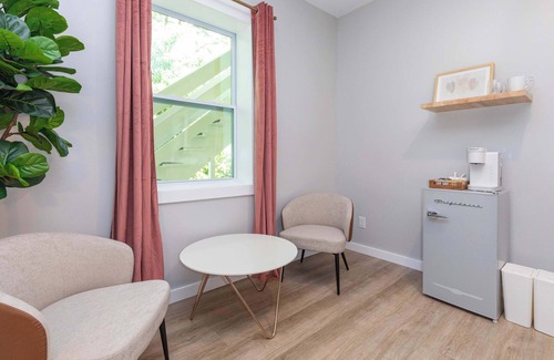Maggie Valley Apartamento | Azalea Deluxe King Suite at The Dogwood