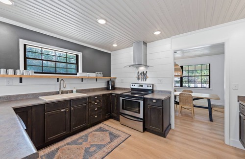 Cantonment Casa | Azalea Pines | Secluded Retreat w/ HOT TUB + Pool!