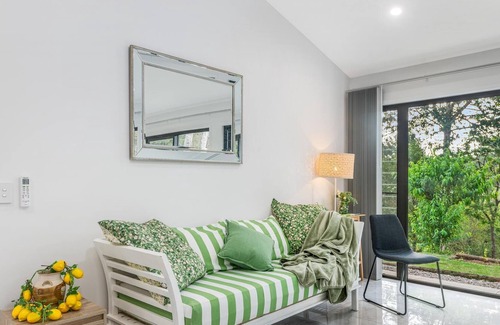 Montville Cabaña | Azelea Cottage - Stunning One Bedroom Accessible Cottage, Minutes from Montville Village