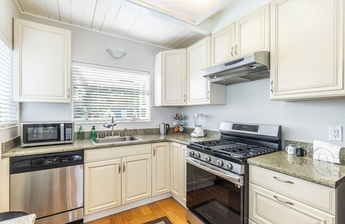 Bodega Bay Casa | Azul Casa Sereno By The Sea: Luxurious Cal King, Eastern King, and 2 Queen Beds!