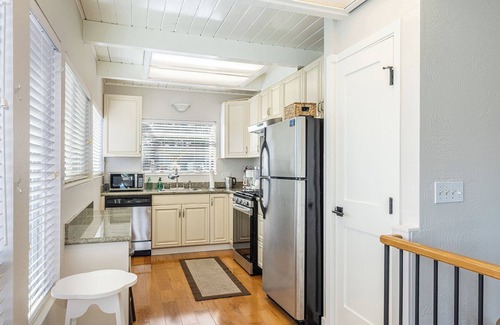 Bodega Bay Casa | Azul Casa Sereno By The Sea: Luxurious Cal King, Eastern King, and 2 Queen Beds!