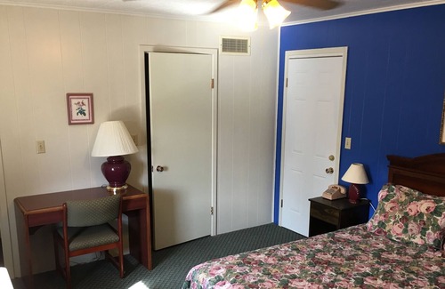 Fredericksburg Hotel | Azure Hills Inn & Suites