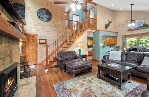 Dahlonega Cabina | Azure Springs- Secluded Mountain Retreat in Dahlonega. Perfect for Families!