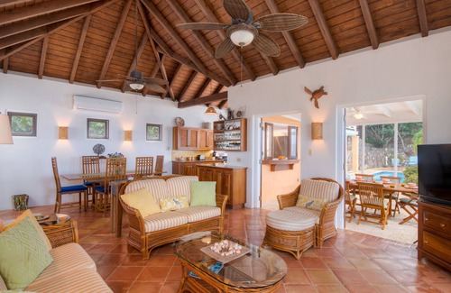 West End Villa | Azure Vista: 10% de descuento en una relajante villa familiar con impresionantes vistas y piscina