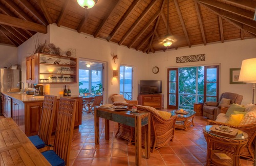 West End Villa | Azure Vista: 10% de descuento en una relajante villa familiar con impresionantes vistas y piscina