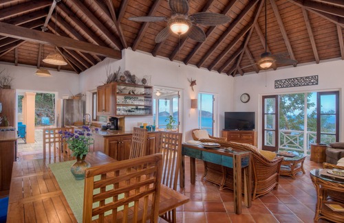West End Villa | Azure Vista: 10% de descuento en una relajante villa familiar con impresionantes vistas y piscina