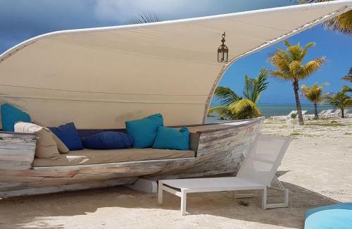 Roches Noires Apartamento | Azuri Apartment with Beach, Pools, Gym, Golf, Shops, Restaurants, Spa, Boat activities, Tennis &Paddle court, kids corner