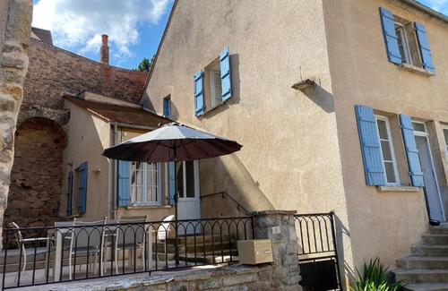 Semur-en-Auxois Casa | Bâtisse du pont Pinard et son granit rose