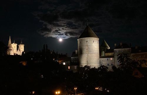 Semur-en-Auxois Casa | Bâtisse du pont Pinard et son granit rose