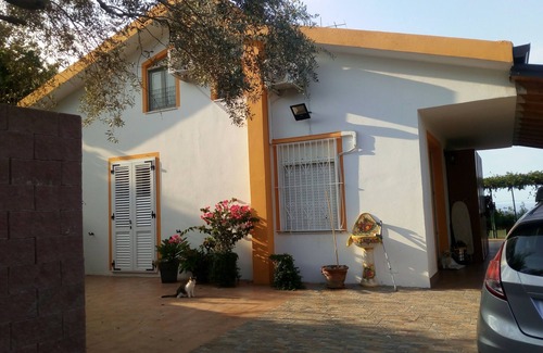 Condro Apartamento | B & B L'Olivo - ático en una villa con vistas al mar y las islas Eolias con terraza y jardín