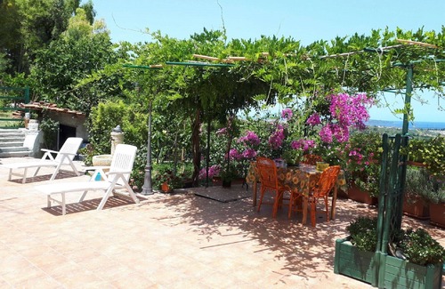 Condro Casa | B & B LA OLIVA - bonito apartamento con vistas al mar terraza y jardín perfumado