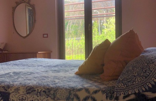 Ogliara Cama Y Desayuno | B&B La Rosa: cozy attic room with terraces and spacious living room