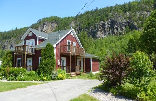 Petit-Saguenay Cama Y Desayuno | B&B Les Deux Pignons