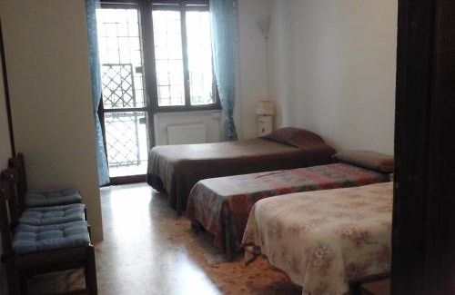 Cinecitta Cama Y Desayuno | B&B NEAR METRO' CENTRAL LINE - Only wc in the rooms 15 Minutes to Termini Station 20 to Spagna square - In the Night Bus