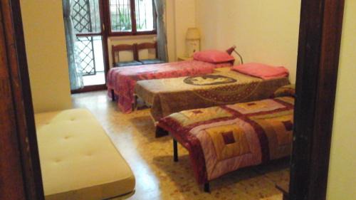Cinecitta Cama Y Desayuno | B&B NEAR METRO' CENTRAL LINE - Only wc in the rooms 15 Minutes to Termini Station 20 to Spagna square - In the Night Bus