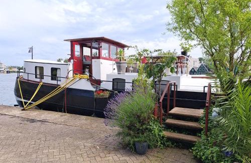 Wormer Cama Y Desayuno | B&B Teddy "Prachtig authentiek woonschip uit 1912, 15 minuten van Amsterdam"