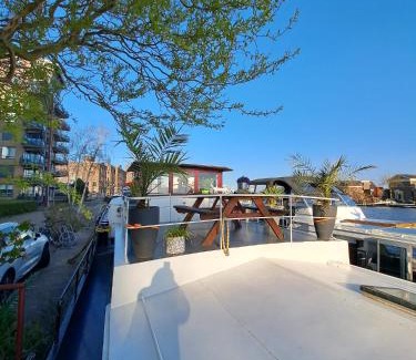 Wormer Cama Y Desayuno | B&B Teddy "Prachtig authentiek woonschip uit 1912, 15 minuten van Amsterdam"