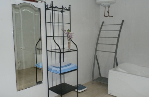 Kerr Serign Cama Y Desayuno | Habitación grande con camas individuales y sofá en Bed & Breakfast con piscina grande.