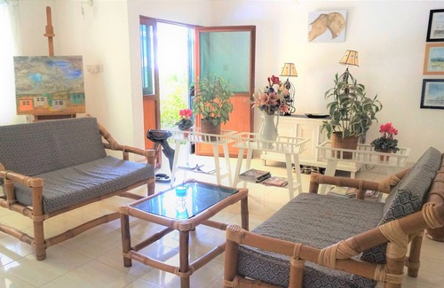 Serrekunda Cama Y Desayuno | Habitación con cama king y baño privado en alojamiento y desayuno con piscina grande.