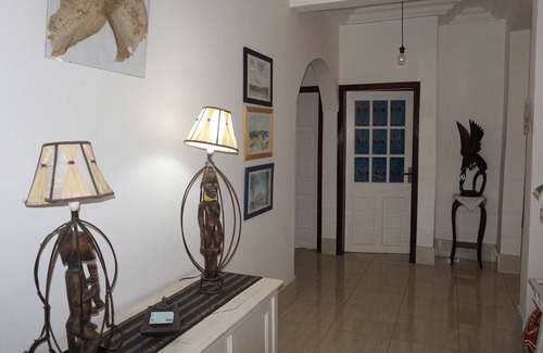 Serrekunda Cama Y Desayuno | Habitación con cama king y baño privado en alojamiento y desayuno con piscina grande.