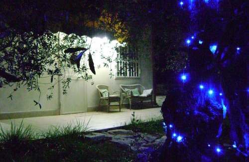 Trani Cama Y Desayuno | B&B Villa Mediterranea with parking space