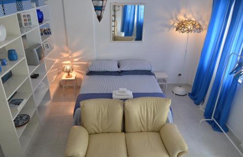 Trani Cama Y Desayuno | B&B Villa Mediterranea with parking space