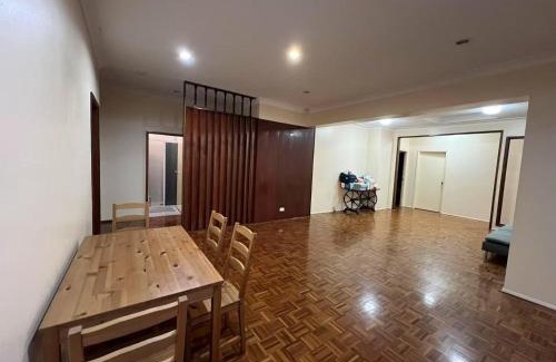 Eastwood Casa | B Banana Room