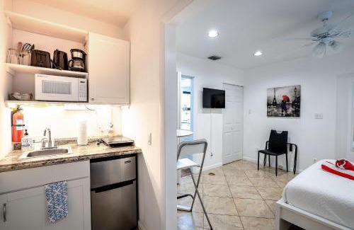 Hendricks and Venice Isles Apartamento | B efficiency Off Las Olas on water free kayaks