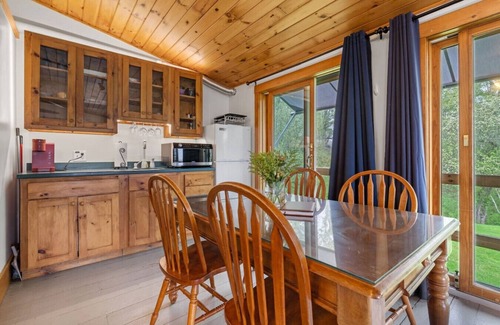 Loudon Otro | B - Farm Suite on a Cattle Farm