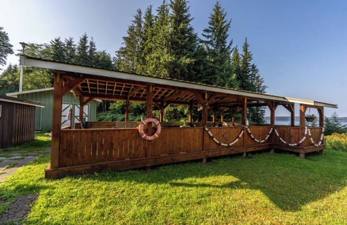 Alert Bay Cabina | (B) Queen's Cabin Comfort (non pet friendly)