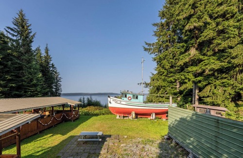 Alert Bay Cabina | (B) Queen's Cabin Comfort (non pet friendly)