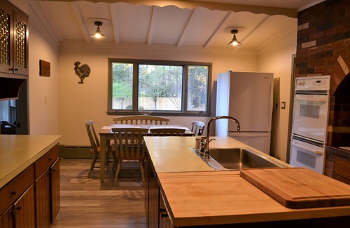 Saranac Lake Casa | Colmena de B en las orillas del Lago Inferior