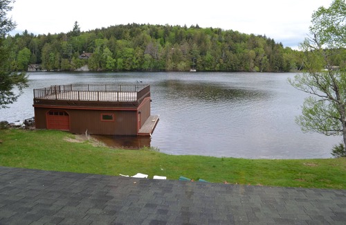 Saranac Lake Casa | Colmena de B en las orillas del Lago Inferior