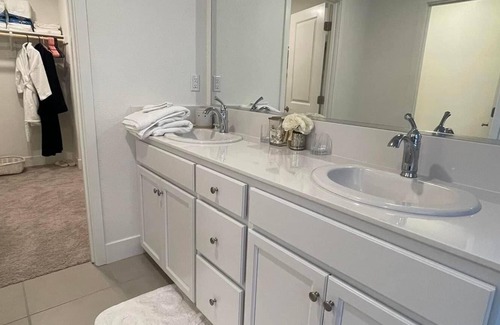 Roseville Casa | B1- Cozy Master King bathroom at West Roseville
