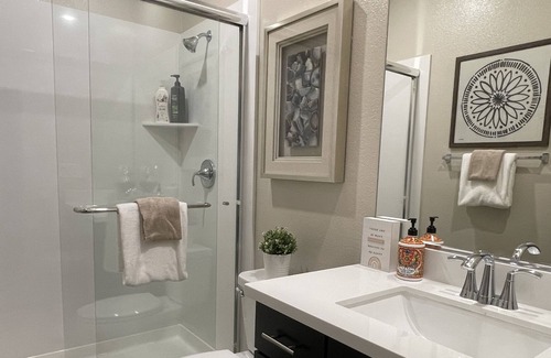 Roseville Casa | B2- Nice Private bedroom and bathroom in Roseville