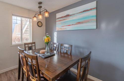Harvie Heights Apartamento | B211 MTN View ground floor town house- 2BD, Sleeps 8, hot tub, free parking, close to Banff