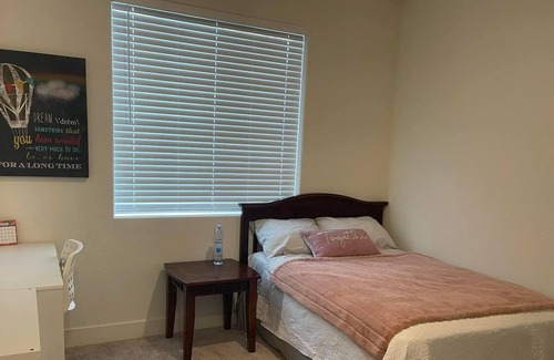 Roseville Casa | B4- Cozy room with private bathroom at west park