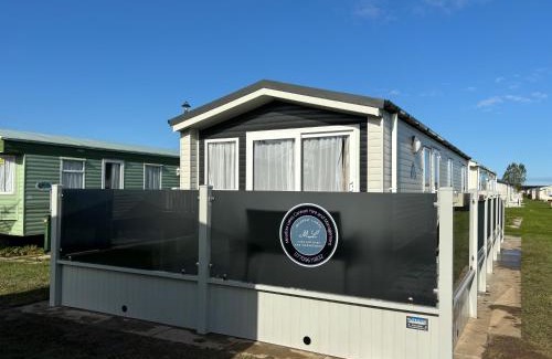 Addlethorpe Apartamento | B9 - Sunnymede Fantasy Island - hot tub, pet friendly, WiFi, ramped veranda - Meadow Lakes Caravan & Lodge Hire
